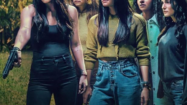 Fünf Frauen stehen vor einem grünen Hintergrund, eine hält eine Pistole; Filmposter für „La Venganza de las Juanas“.