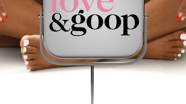 Eine Frau sitzt mit gekreuzten Beinen hinter einem Spiegel, auf dem „Sex, Love & Goop“ steht.