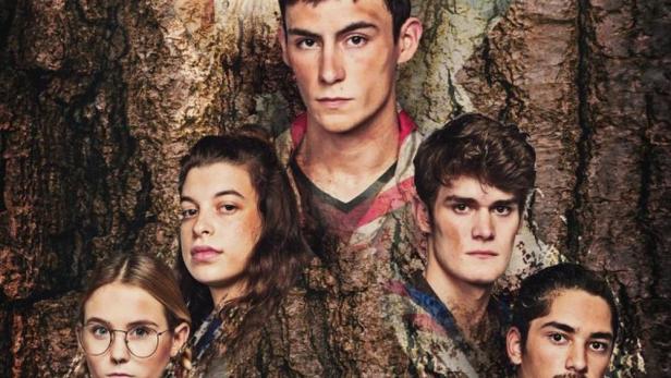 Das Poster zur Serie „Coyotes“ zeigt eine Gruppe junger Menschen vor einem Baumstamm.