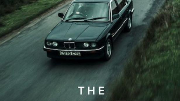 Das Cover von „The Puppet Master: Hunting the Ultimate Conman“ zeigt ein Auto auf einer Landstraße.