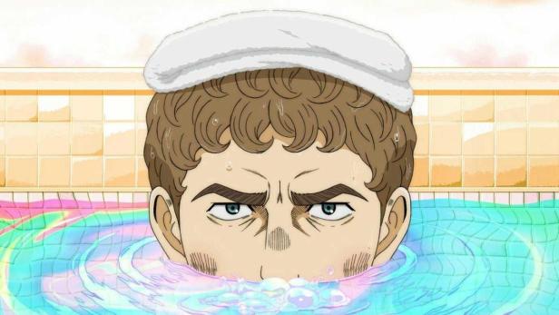 Ein Mann mit Handtuch auf dem Kopf badet mit einer gelben Gummiente in einem Thermalbad.