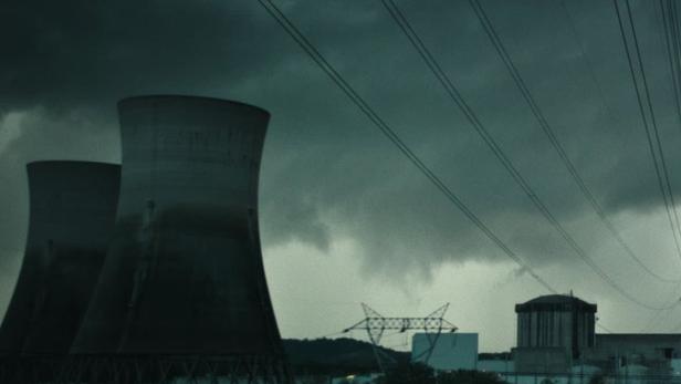 Das Kernkraftwerk Three Mile Island unter einem düsteren Himmel.