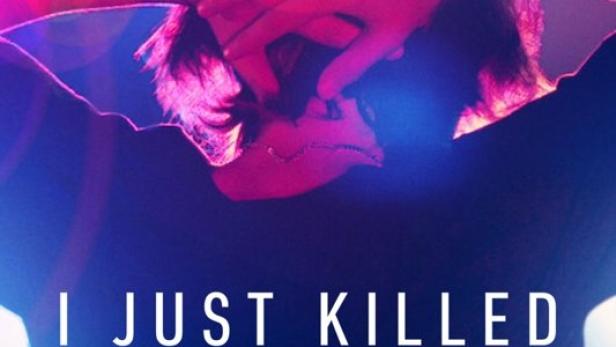 Ein Mann mit erhobenen Händen vor blauem und rotem Licht, im Vordergrund der Titel „I Just Killed My Dad“.