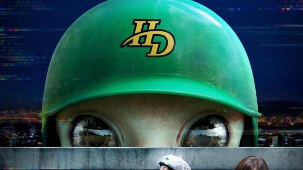 Das Poster für die Netflix-Serie „Glitch“ zeigt zwei Frauen und einen Helm mit Augen.