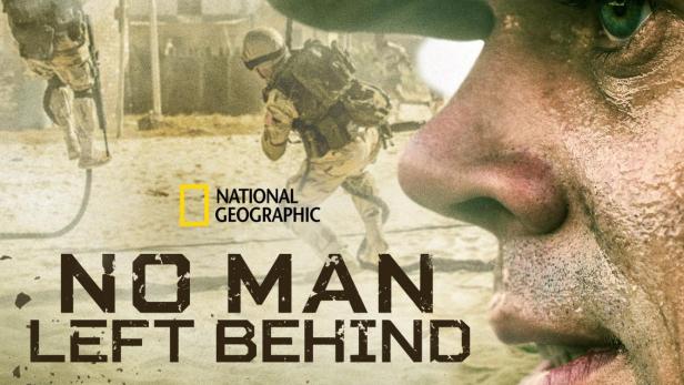 Nahaufnahme eines Soldaten mit Schmutz im Gesicht, im Hintergrund weitere Soldaten in einer Kampfzone.