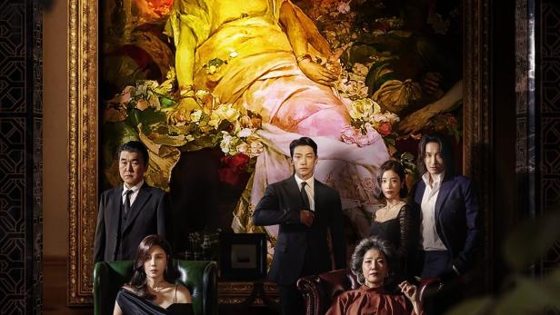 Das Filmplakat für „화인가스캔들“ (Hwainingaseukaendeul) zeigt die Besetzung vor einem Gemälde.