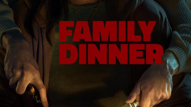 Das Filmplakat für „Family Dinner“ zeigt eine junge Frau, die beim Abendessen von einer älteren Frau umarmt wird.