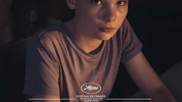 Das Filmplakat zeigt eine junge Frau für den Film „In die Sonne schauen“.