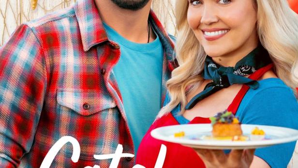 Ein Mann und eine Frau präsentieren stolz ein Gericht auf dem Filmplakat zu „Catch of the Day“.