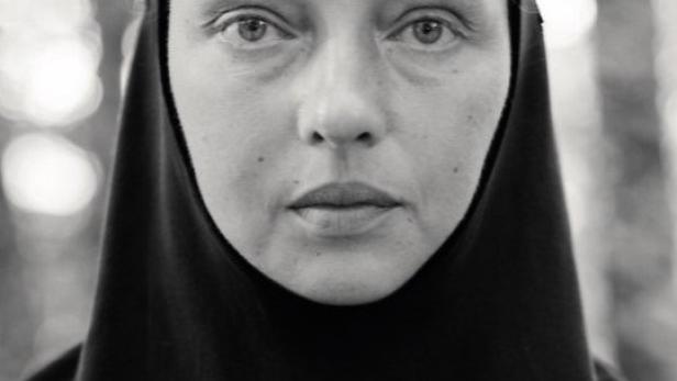 Schwarzweiß-Porträt einer Frau in Nonnentracht, möglicherweise ein Filmplakat für „Mother Vera“.