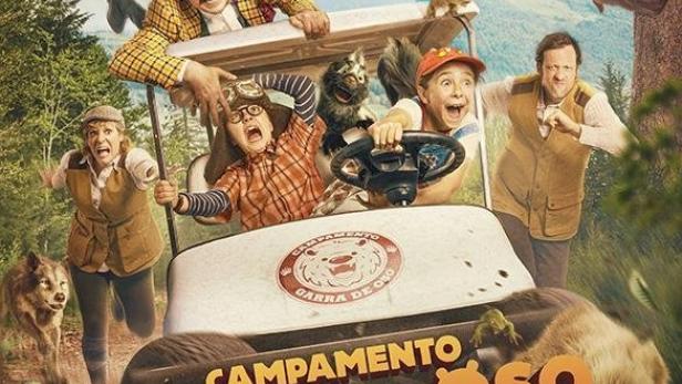 Das Filmplakat für „Campamento Garra de Oso“ zeigt eine Gruppe von Menschen und Tieren in einem Golfwagen.