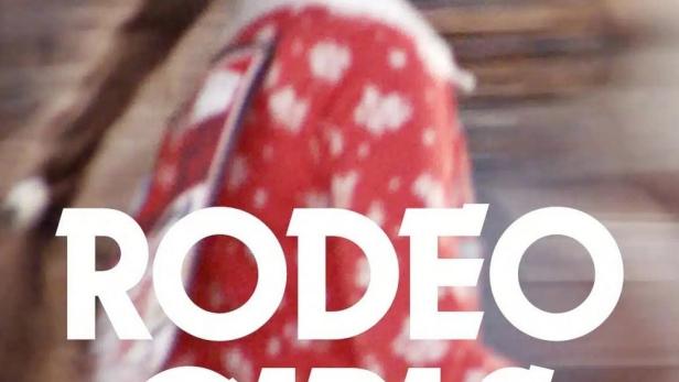 Das Filmplakat für „Rodeo Girls“ zeigt ein Mädchen mit Hut und rotem Kleid.