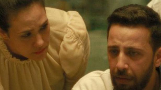 Zwei Personen schauen besorgt auf ihre Mobiltelefone.