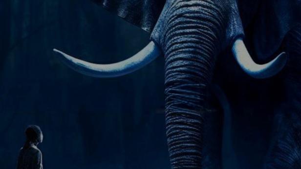 Ein Kind steht vor einem riesigen Elefanten im dunklen Wald.