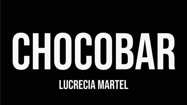 Das Wort „CHOCOBAR“ und der Name Lucrecia Martel in weißer Schrift auf schwarzem Hintergrund.
