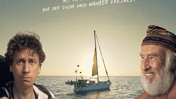 Das Filmplakat für „Ausgsting“ zeigt zwei Männer und ein Segelboot auf dem Meer.