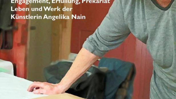 Die Künstlerin Angelika Nain betrachtet eines ihrer Werke.