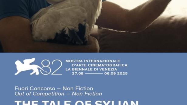 Ein Mann macht ein Selfie mit einem Storch auf dem Plakat für „The Tale of Sylian“.