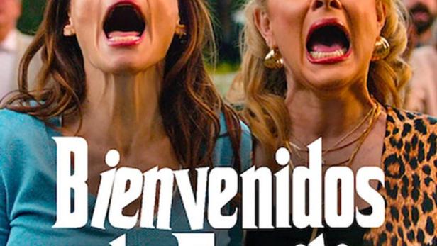 Zwei Frauen blicken mit offenem Mund entsetzt nach oben.