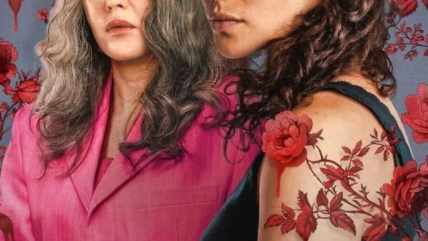 Das Filmplakat für „Unter der schwarzen Sonne“ zeigt zwei Frauen vor einem floralen Hintergrund.