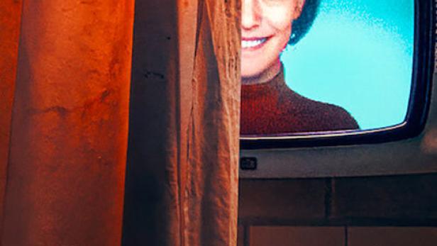 Das Filmplakat für „Cassandra“ zeigt eine Frau auf einem alten Fernsehbildschirm hinter einem Vorhang.