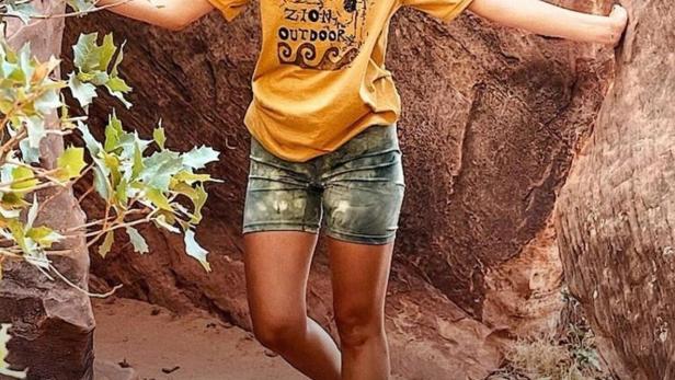 Gabby Petito steht in einer Schlucht mit Felswänden.