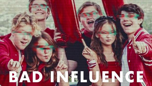 Das Filmplakat für „Bad Influence: The Dark Side of Kidfluencing“ zeigt eine Gruppe junger Influencer.