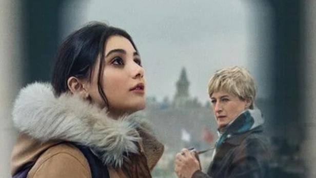 Das Filmplakat für „Istanbul-Enzyklopädie“ zeigt zwei Frauen vor einer Istanbuler Stadtansicht.