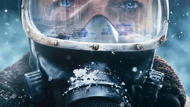 Ein Mann mit blauen Augen trägt eine Gasmaske; Filmposter für „Eternauta“.