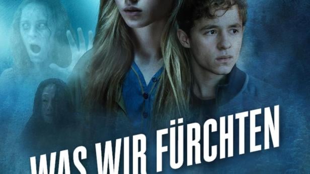 Das Filmplakat für „Was wir fürchten“ zeigt zwei Jugendliche und Geister vor einem nebligen Hintergrund.