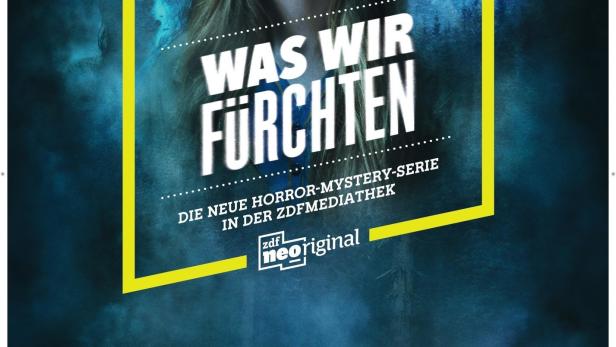 Das Poster für die Mystery-Horror-Serie „Was wir fürchten“ zeigt eine junge Frau in einer unheimlichen Umgebung.