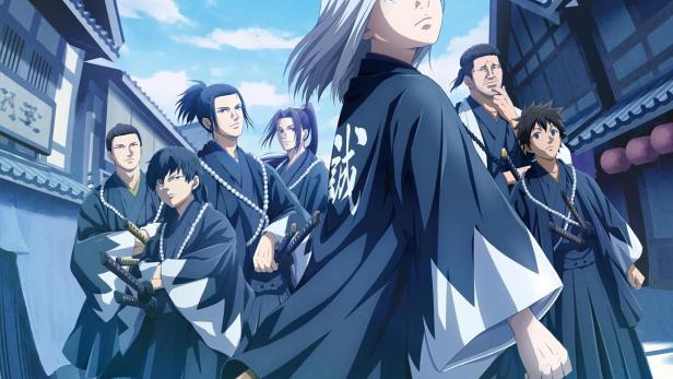 Eine Gruppe von Samurai steht vor traditionellen japanischen Gebäuden.