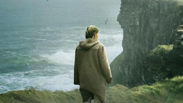 Eine Person steht auf einer Klippe mit Blick auf das Meer, im Hintergrund der Titel „Sophie: A Murder in West Cork“.