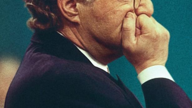 Das Filmplakat für „Jerry Springer: Fights, Camera, Action“ zeigt Jerry Springer nachdenklich.