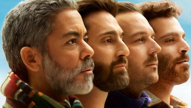 Das Filmplakat von „Super Males“ zeigt vier Männer vor blauem Himmel.