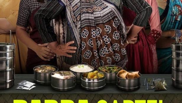 Das Filmplakat für „Dabba Cartel“ zeigt fünf Frauen hinter Essensbehältern und Päckchen.