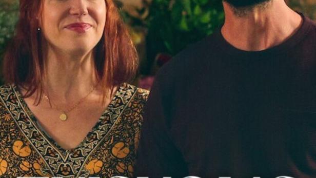 Ein Mann und eine Frau stehen vor einem grünen Hintergrund, darunter der Titel „Tuiskoms“.