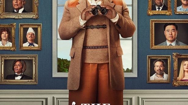 Das Poster für „The Residence“ zeigt eine Frau mit einem Fernglas vor Porträts und einer Leiche.