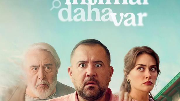 Das Filmplakat für „Bir İhtimal Daha Var“ zeigt drei besorgte Personen vor einem Tatortband.