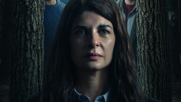 Das Filmplakat für die Netflix-Serie „Atrapados“ zeigt eine Frau vor einem See und zwei Männern hinter Bäumen.