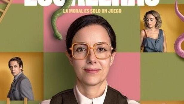 Das Poster für „Serpientes y Escaleras“ zeigt eine Frau mit Brille im Schuluniform-Stil.