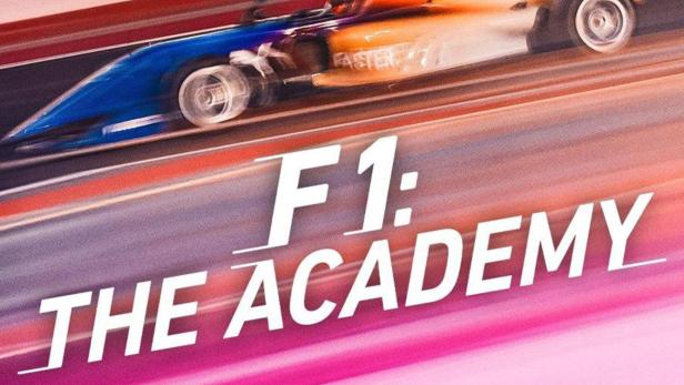 Ein Formel-1-Rennwagen rast auf der Strecke, im Vordergrund der Titel „F1: The Academy“.