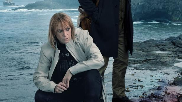 Das Filmplakat für „Trom“ zeigt zwei Personen an einer felsigen Küste.