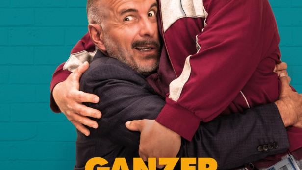 Das Filmplakat zu „Ganzer Halber Bruder“ zeigt Christoph Maria Herbst und Nicolas Randel umarmend.
