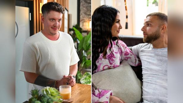 Ein Mann steht an einem Tisch, während ein Paar auf einem Sofa sitzt.