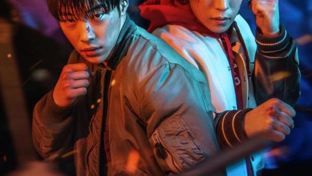 Zwei kampfbereite Männer posieren auf dem Poster für die Netflix-Serie „Bloodhounds“.