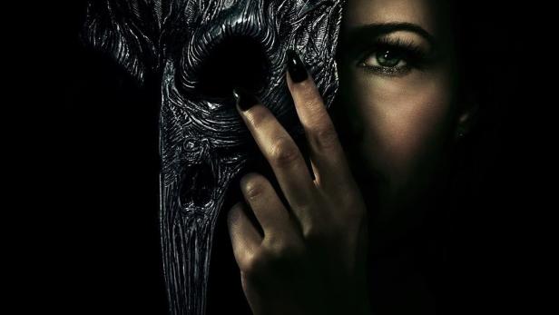 Eine Frau hält eine Maske mit Federn vor ihr Gesicht, im Stil des Posters für „Der Untergang des Hauses Usher“.