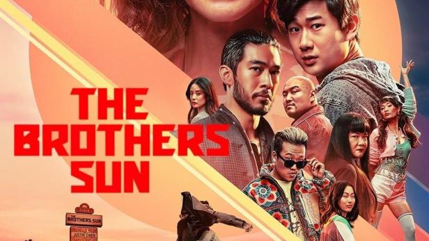 Das Filmplakat für „The Brothers Sun“ zeigt Michelle Yeoh und eine actionreiche Szene.