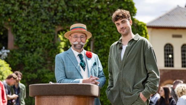 Horst Lichter und ein Kandidat bei „Bares für Rares XXL“.