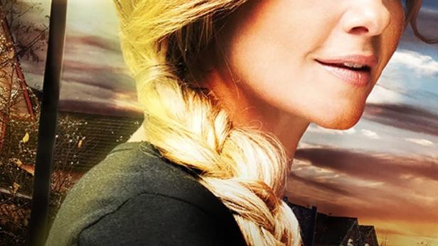 Das Filmplakat für „Mit Liebe zum Mord – Knochenerbe“ zeigt eine Frau mit blondem Zopf vor einer abendlichen Szenerie.